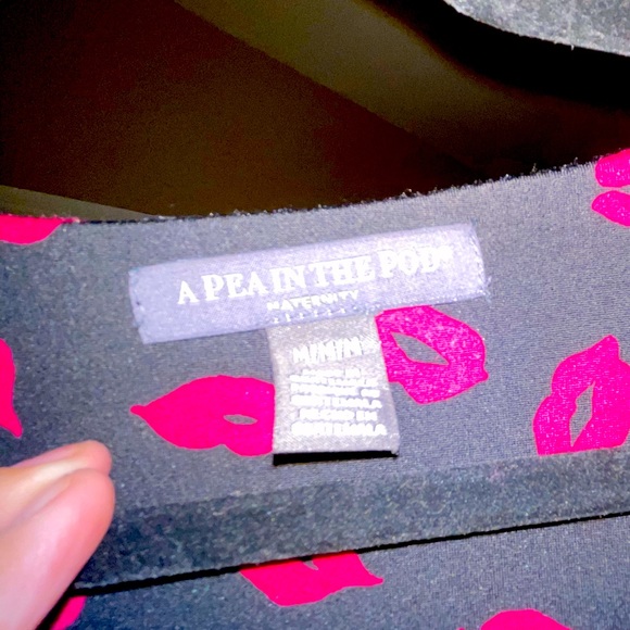 Lip print wrap around low cut midi maternity dress. - Picture 3 of 4